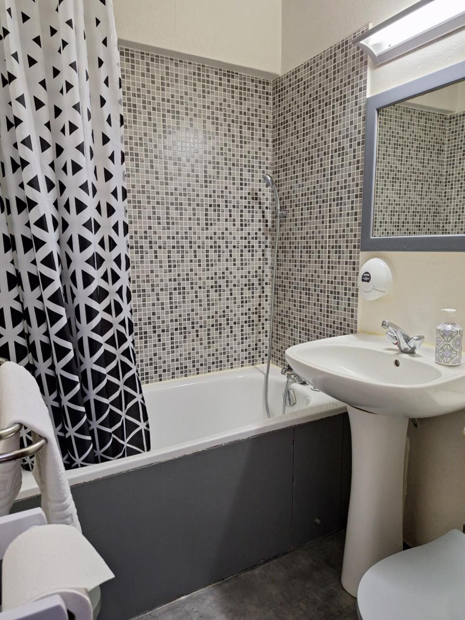 Escale Kennedy Hotel Merignac  Ngoại thất bức ảnh